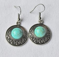 Ronde vintage oorbellen met turkoois kraal