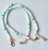 Armband 4mm mint-groene en witte rocaille kralen