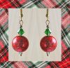 Kerstbal oorbellen, rood met groen sneeuwvlokje
