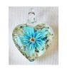 Hanger lampwork wit glazen hart met blauwe bloem