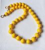 Zomerse ketting gele kralen van 14, 12 en 10mm. 44cm.