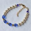 Armband mat witte glasparels en saffier blauwe glaskralen, 21cm.
