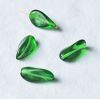 Gelusterde groene druppelkraal 23x12x9mm. Per stuk.