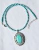 Ketting turkooiskleurige kraaltjes met turkoois kleur hanger