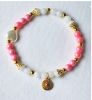 Armband 6mm zacht roze, wit en goud met bedeltje. 16-17cm